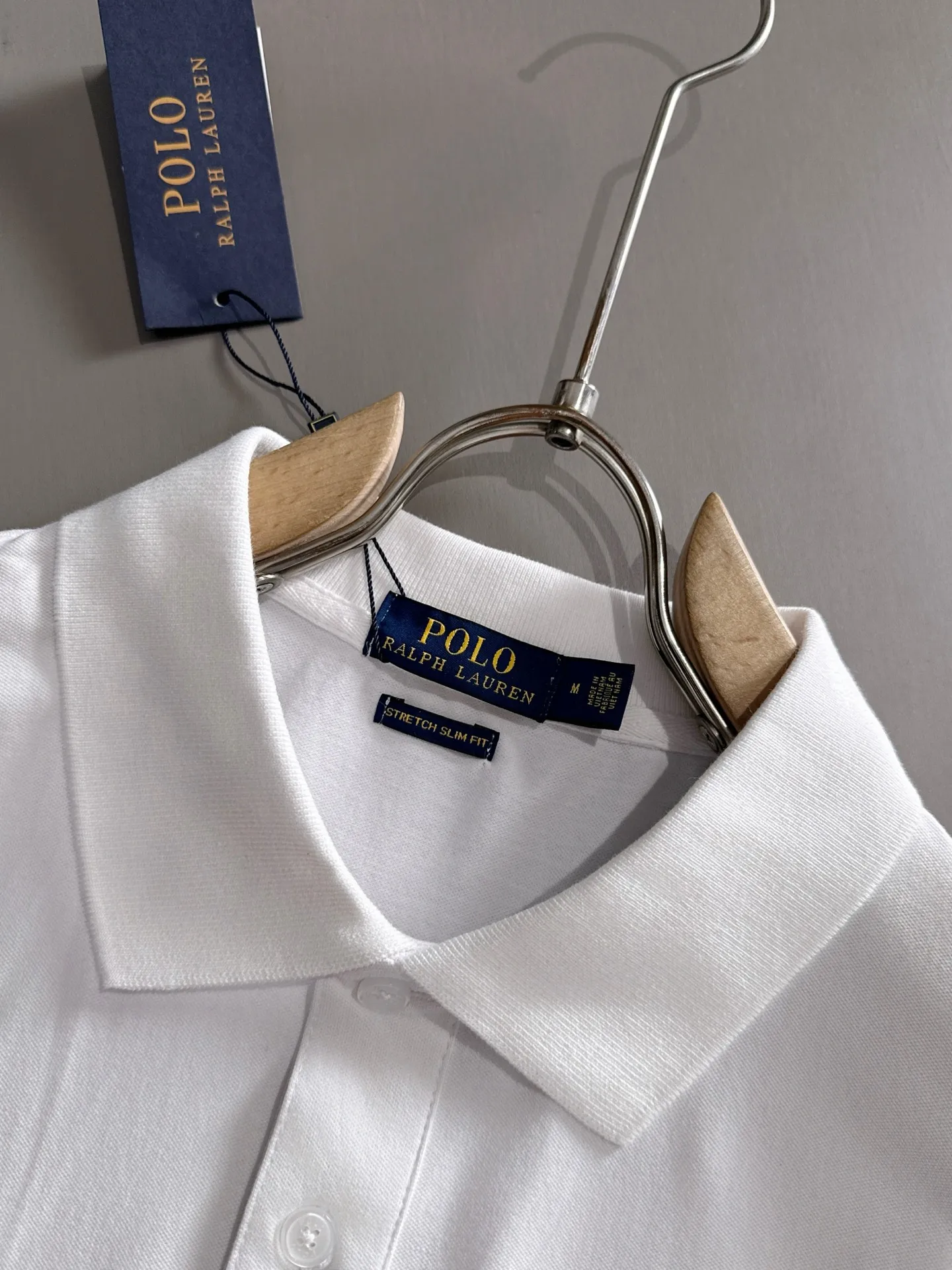 P190 Ralph Lauren/Ralph Lauren [High Quality] Distinguished from ordinary fabrics on the market, men's pure cotton, business casual solid color, short-sleeved T-shirt, lapel POLO shirt, men's summer essentials ✔ In a man's wardrobe, polo shirts must occupy an important place! When it comes to polo shirts made of pure cotton, Ralph Lauren is the perfect choice for comfort and quality ✔ The first choice for high quality! Classic basics that will never go out of style! Designed with classic solid colors, each color can easily match various occasions! Made of 240g pure cotton pique fabric, it is skin-friendly, comfortable and has good breathability, making summer wear refreshing and worry-free! The right shoulder style modifies the shoulder shape, enhances the style and temperament, and perfectly fits everyone's needs! Whether it is daily travel or business occasions, it is easy and versatile! The feeling of relaxation is even better. Everywhere you look, there are texture details! There are many colors to choose from, from stable dark colors to dynamic light colors, meeting the needs of different occasions! Exquisite workmanship, the improvement of one's own image is the pursuit of quality of life! , the details of the turning and wiring are also the original factory craftsmanship. Needless to say, the quality is after all, it is something from the original factory... If you like it, don’t miss it! For men, this type of short-sleeved Polo shirt is naturally indispensable!  All three standards are complete! Simple business casual essentials! Color: Black White Gray Royal Blue Size: M-2XL